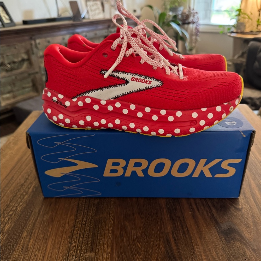2025 Brooks Ghost Max 2 Minnie Mouse RunDisney Limited Edition Women's 9